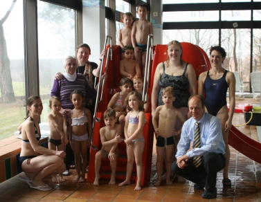 Schwimmgruppe mit der Stifterin
und der Kuratoriumsvorsitzenden